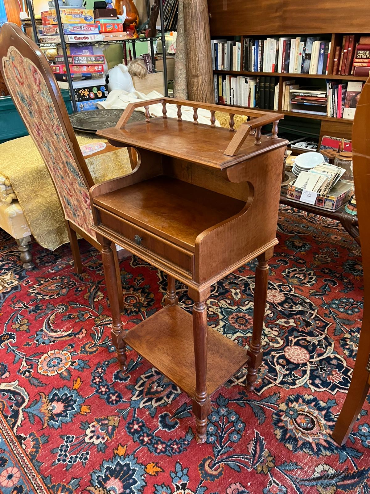 Table d’appoint bois massif avec galerie et tiroir style ancien