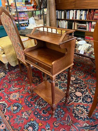 Table d’appoint bois massif avec galerie et tiroir style ancien