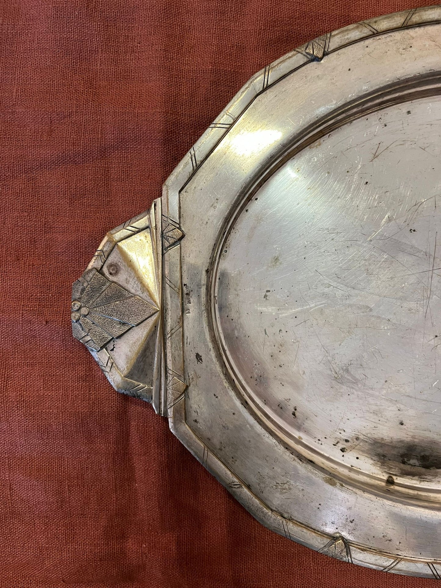 Plat de service Art Déco métal argenté ovale décor géométrique 1930