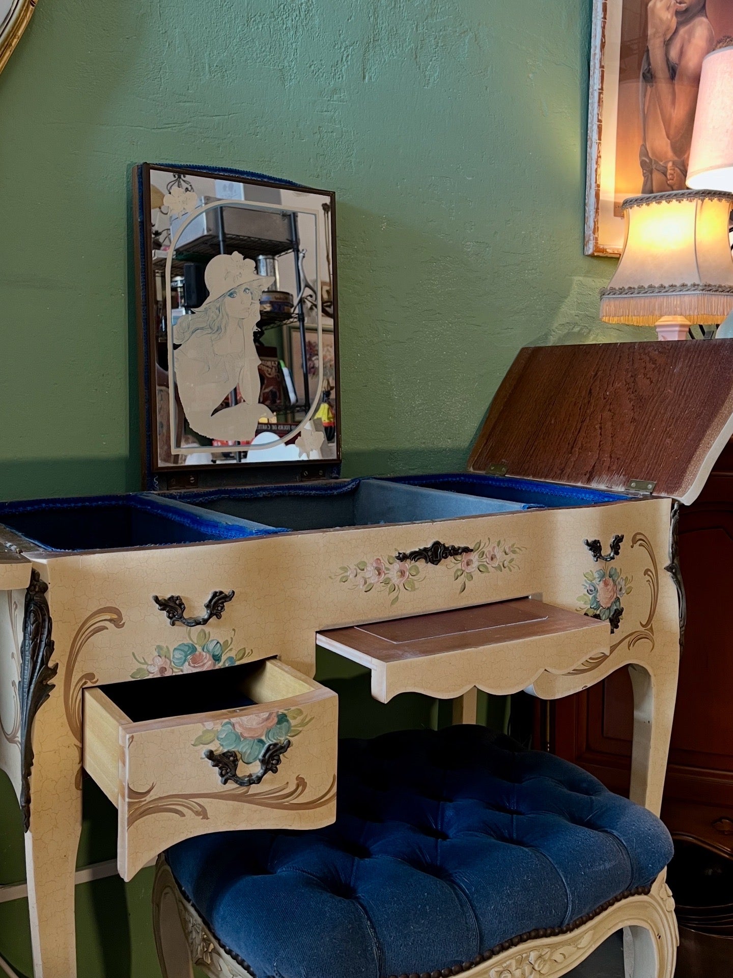 Coiffeuse style Louis XV peinte avec miroir et tabouret, XXe siècle