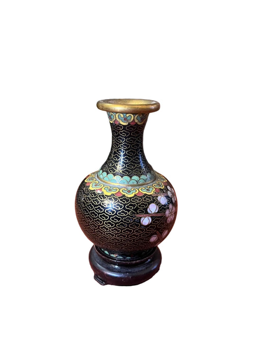 Vase chinois en émaux cloisonnés décor floral sur socle en bois