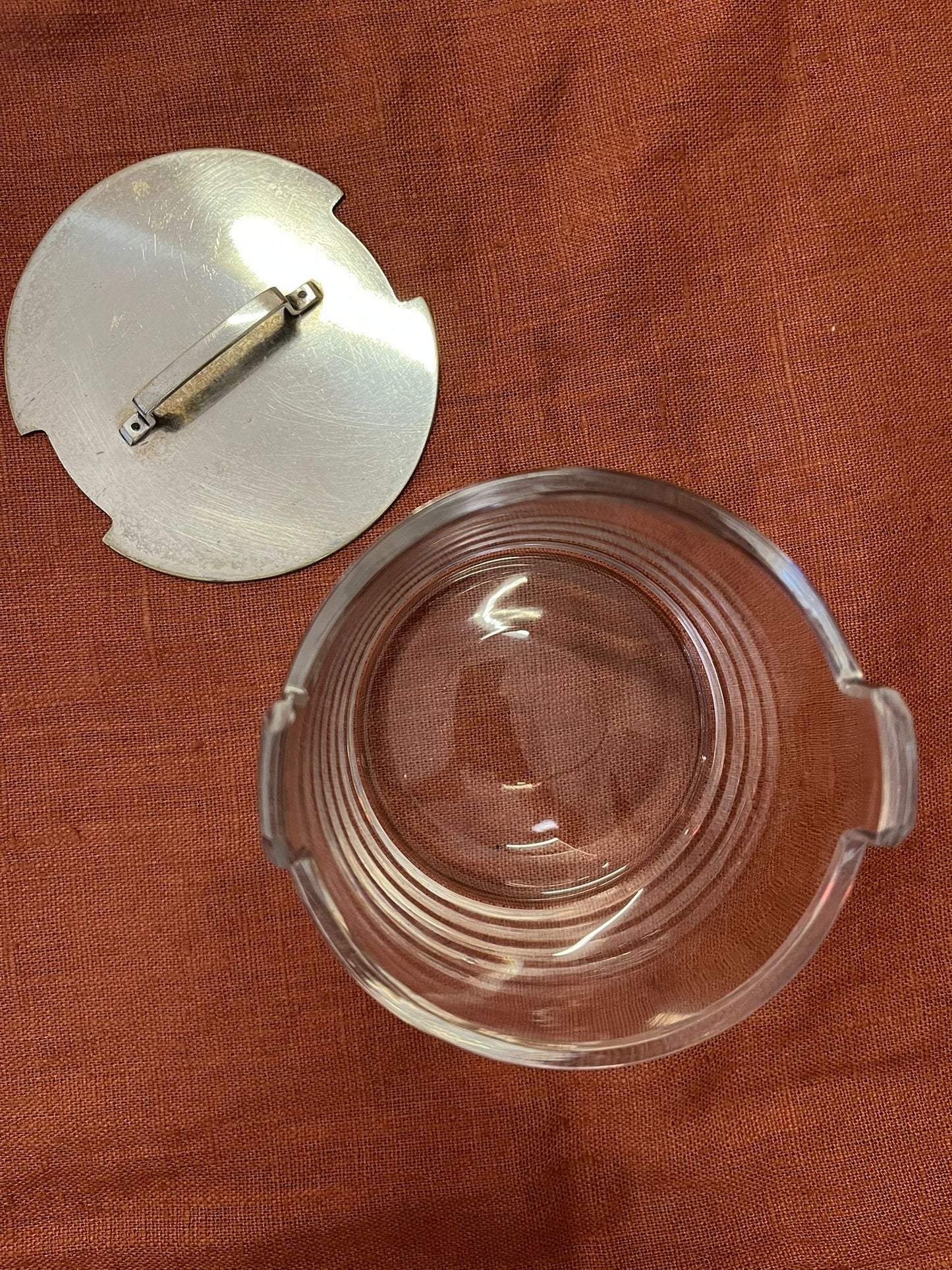 Seau à glace Art Déco en verre épais avec couvercle métal et prises lucite