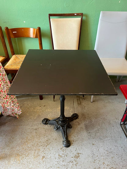 Table de bistrot ancienne à piètement en fonte, plateau carré noir 60 x 60 cm