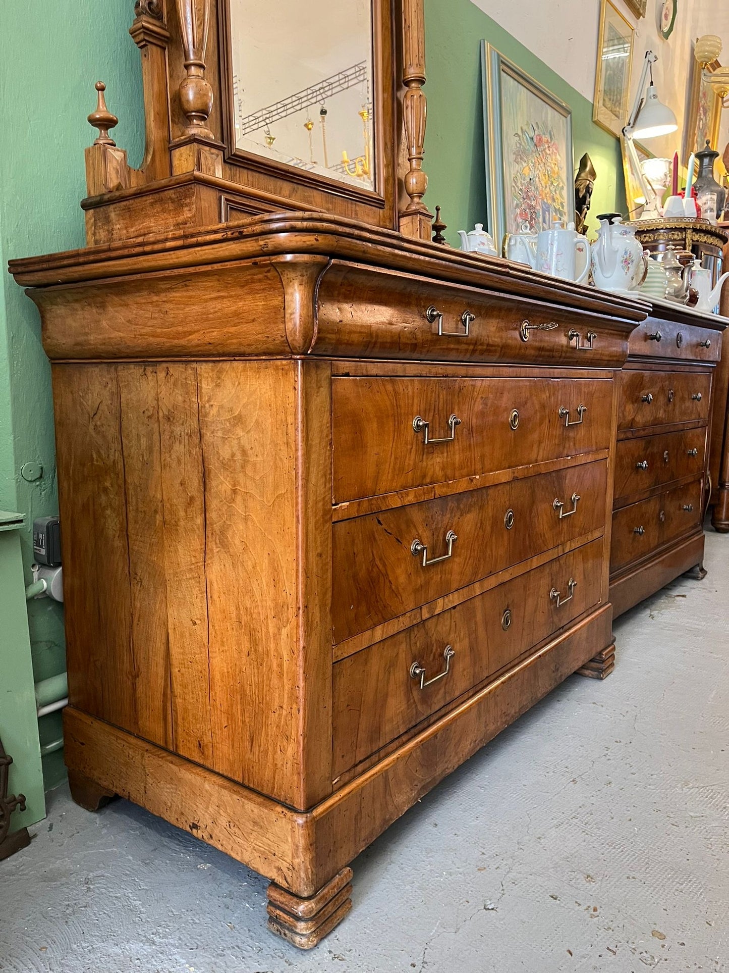 Commode Louis-Philippe XIXe noyer avec miroir psyché biseauté style Louis XV rocaille