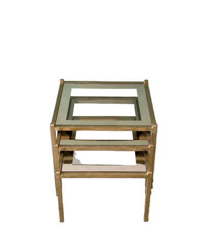 Trois tables gigognes vintage en laiton et verre fumé – années 1970