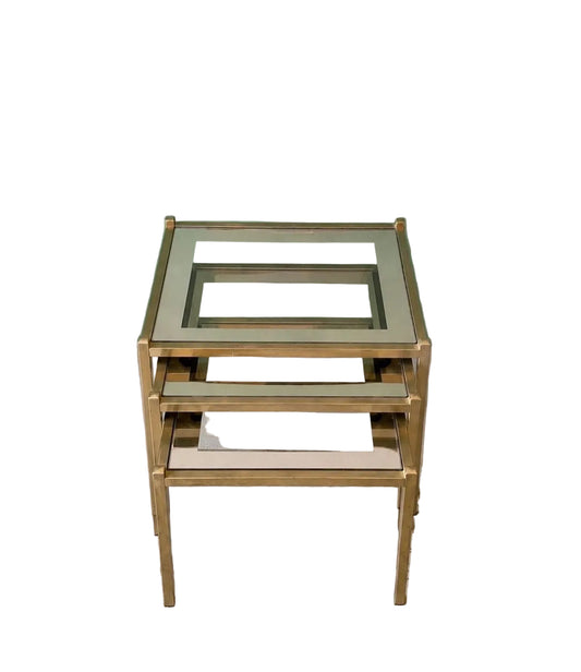 Trois tables gigognes vintage en laiton et verre fumé – années 1970