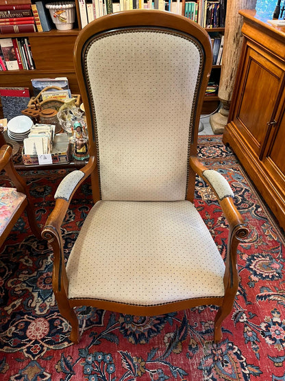 Fauteuil style Louis Philippe bois tissu beige clouté bon état