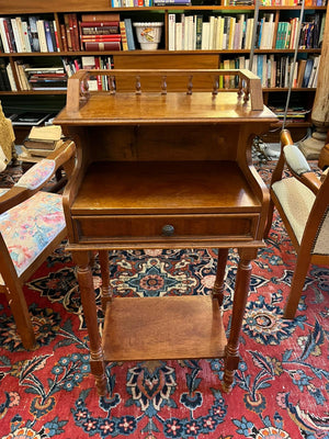 Table d’appoint bois massif avec galerie et tiroir style ancien