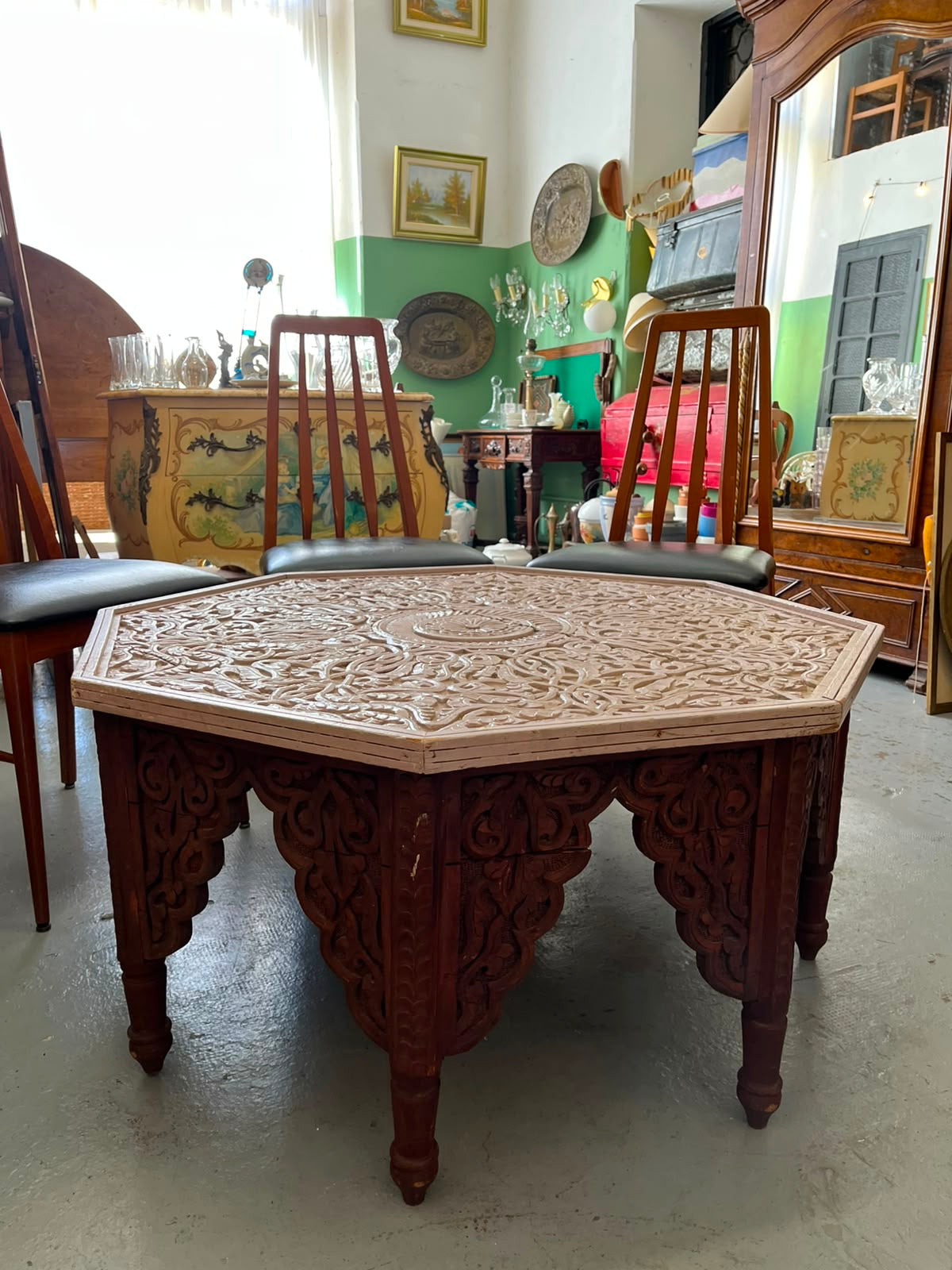 Table basse marocaine octogonale sculptée en bois – plateau décor géométrique