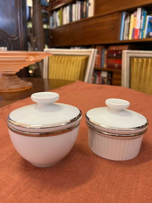 Paire de pots couverts Pillivuyt France porcelaine blanche liseré argent