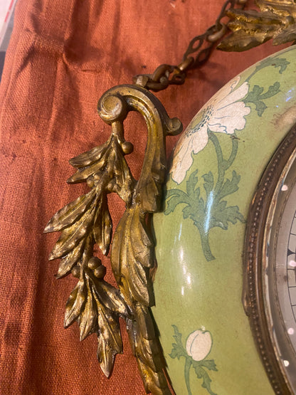 Pendule murale en faïence et métal doré – décor floral