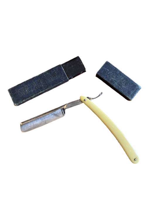 Rasoir coupe-choux ancien “La Victoire”, manche ivoirine, avec étui