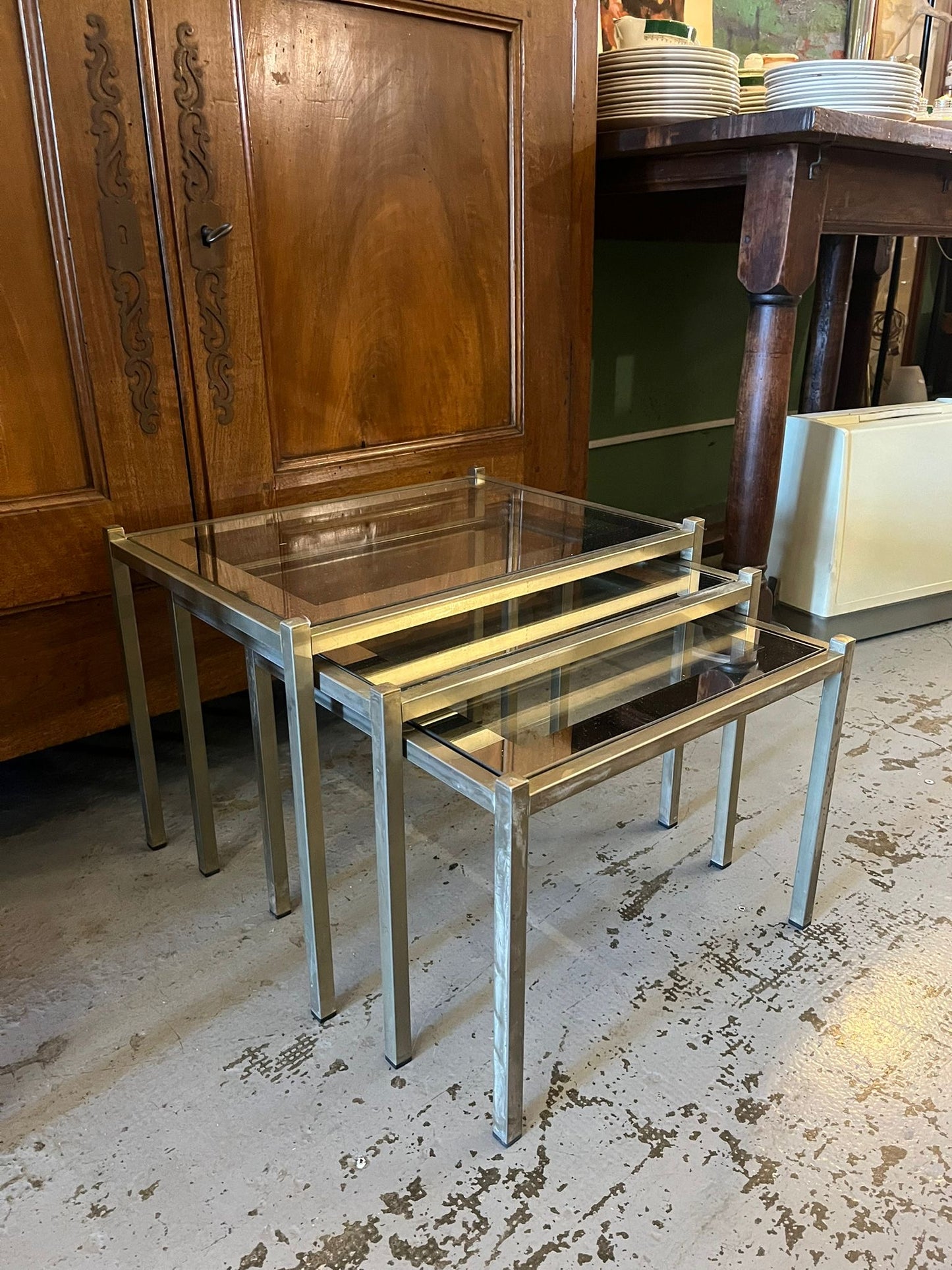 Trois tables gigognes vintage en laiton et verre fumé – années 1970