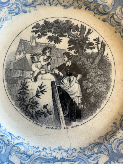 Paire d’assiettes anciennes terre de fer décor romantique XIXe