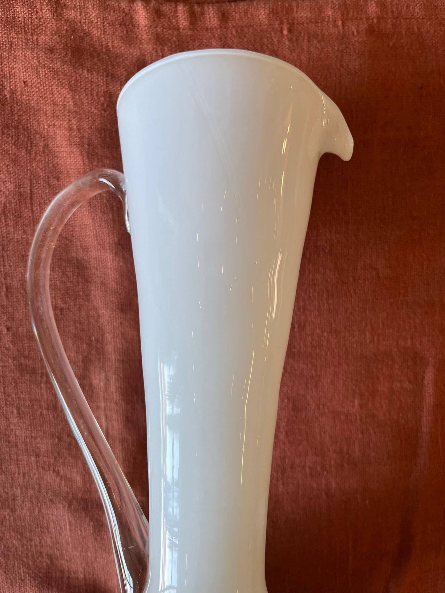Vase aiguière en verre opalin blanc et anse transparente