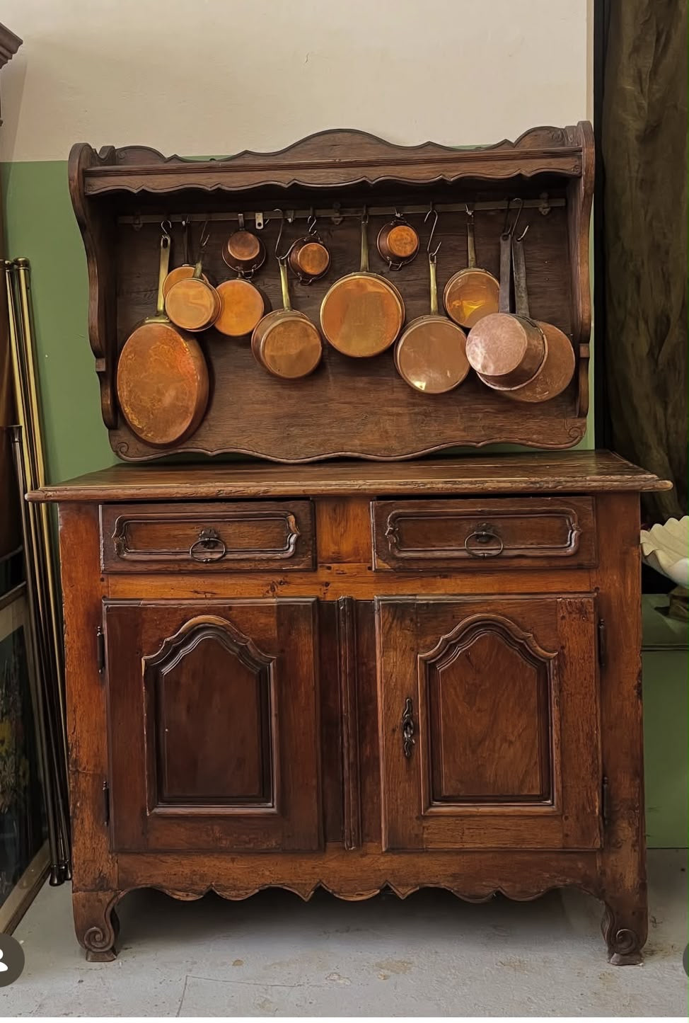 Buffet vaisselier rustique en chêne massif avec étagère porte-cuivres