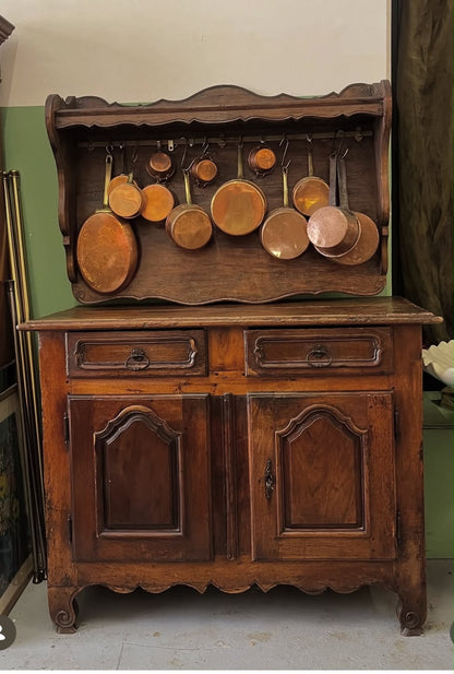 Buffet vaisselier rustique en chêne massif avec étagère porte-cuivres