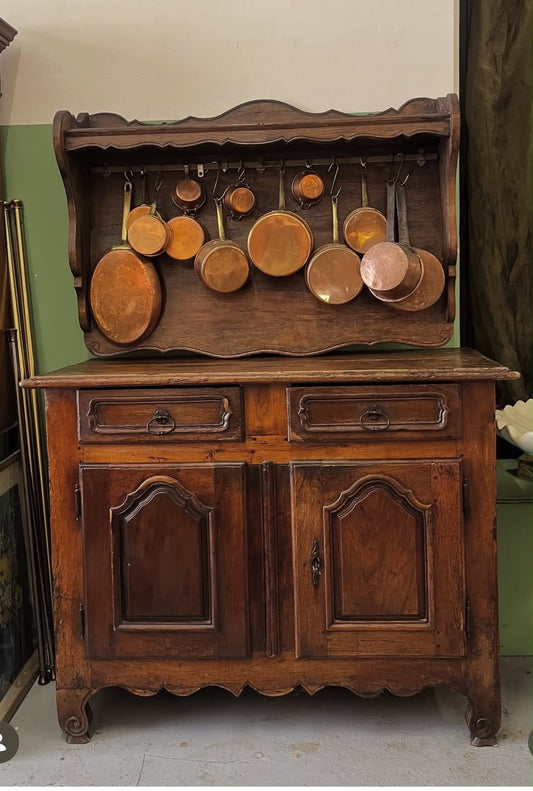 Buffet vaisselier rustique en chêne massif avec étagère porte-cuivres