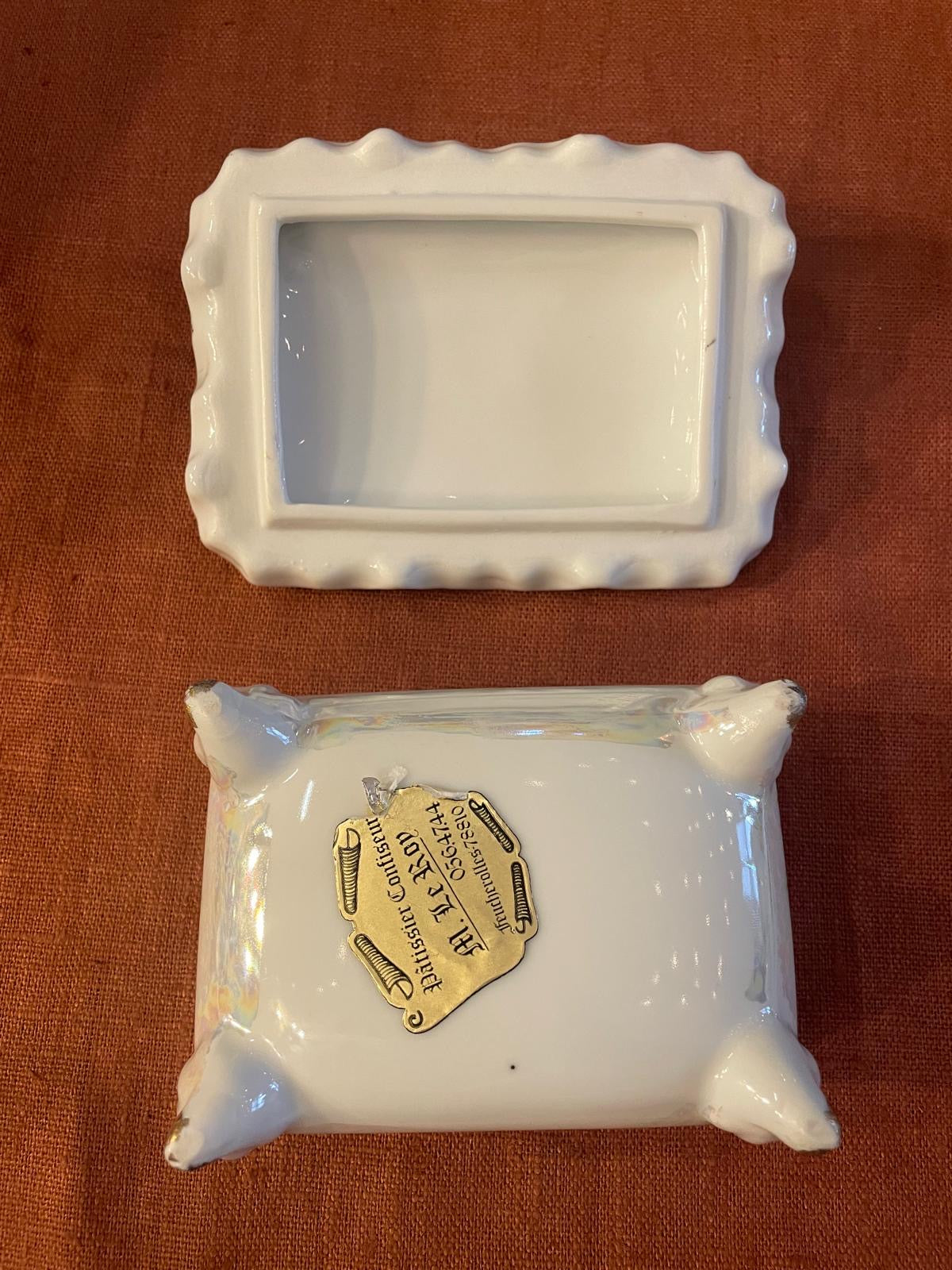 Beurrier couvert en porcelaine décor de roses bleues et dorures