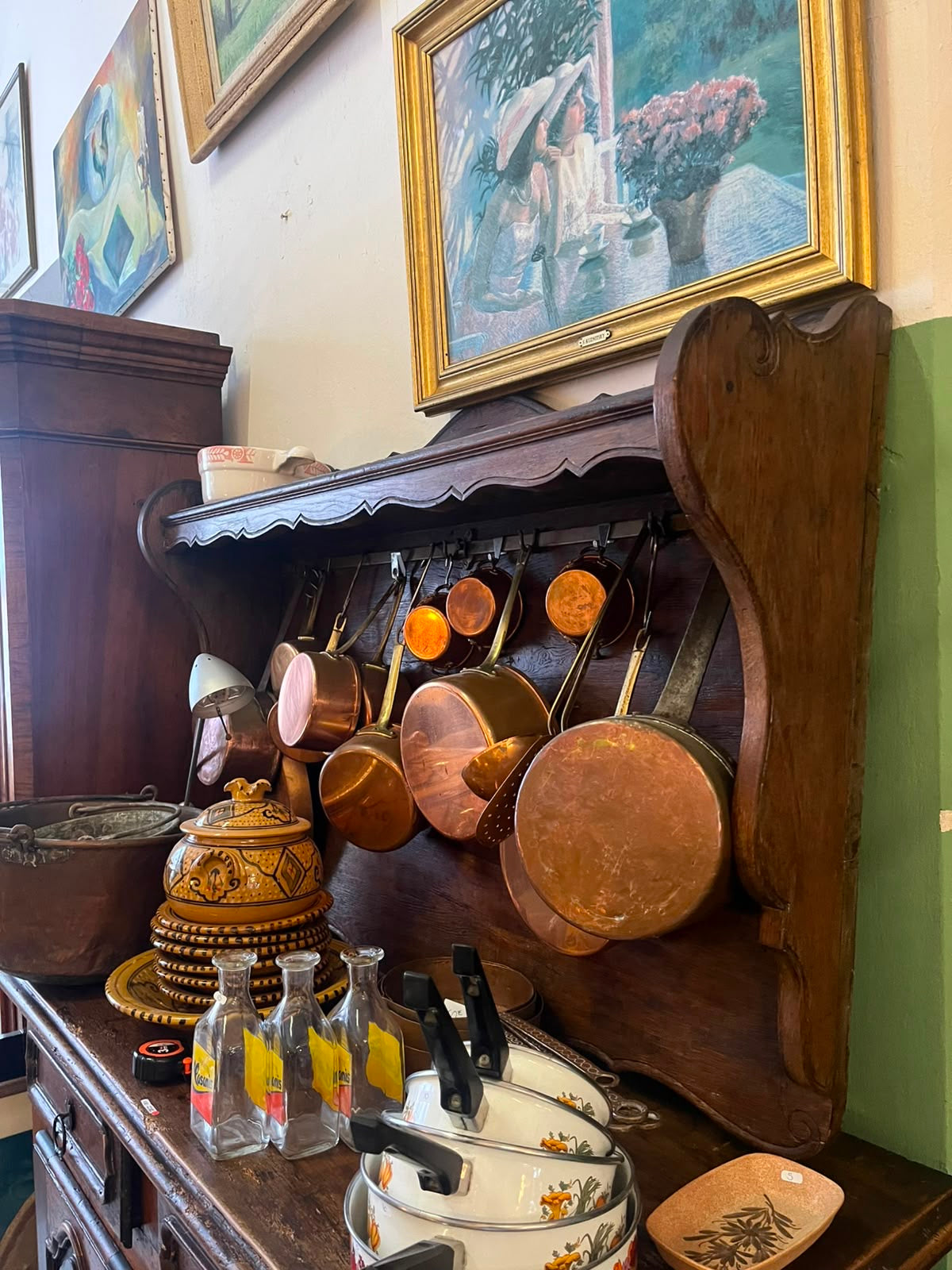 Buffet vaisselier rustique en chêne massif avec étagère porte-cuivres