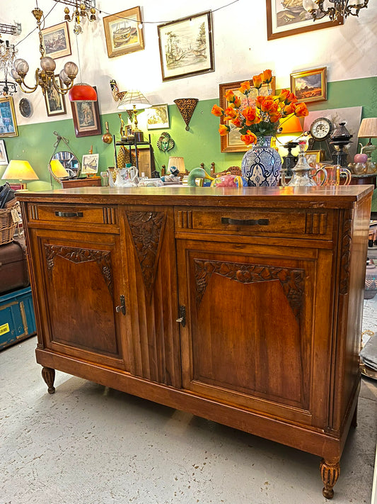 Buffet Art Déco français en bois massif sculpté à décor de grappes de raisin