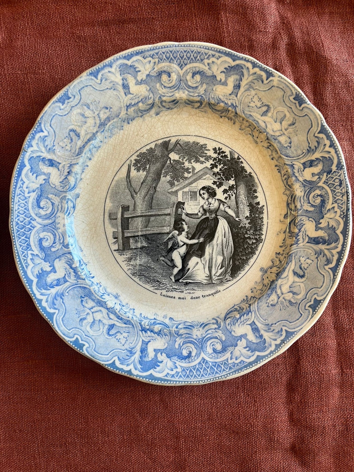 Paire d’assiettes parlantes terre de fer XIXe décor amoureux bleu