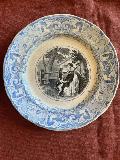 Paire d’assiettes parlantes terre de fer XIXe décor amoureux bleu