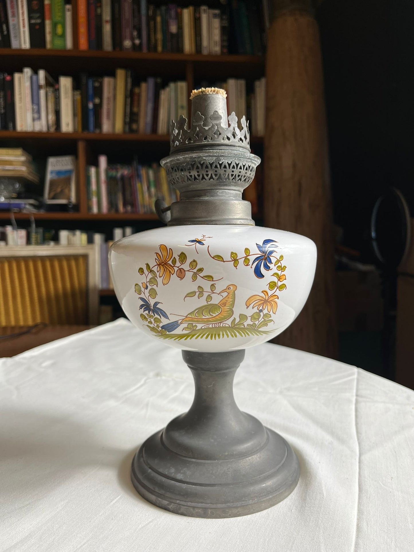 Lampe à pétrole décorative en opaline blanche à décor d’oiseaux, pied en étain