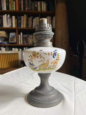 Lampe à pétrole décorative en opaline blanche à décor d’oiseaux, pied en étain