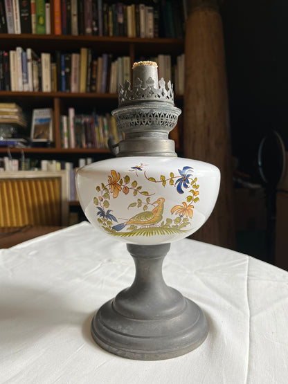 Lampe à pétrole décorative en opaline blanche à décor d’oiseaux, pied en étain