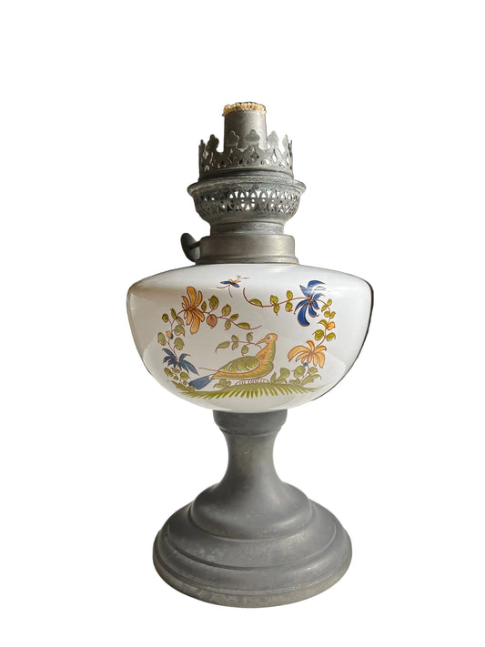 Lampe à pétrole décorative en opaline blanche à décor d’oiseaux, pied en étain