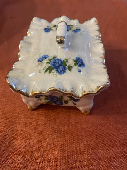 Beurrier couvert en porcelaine décor de roses bleues et dorures