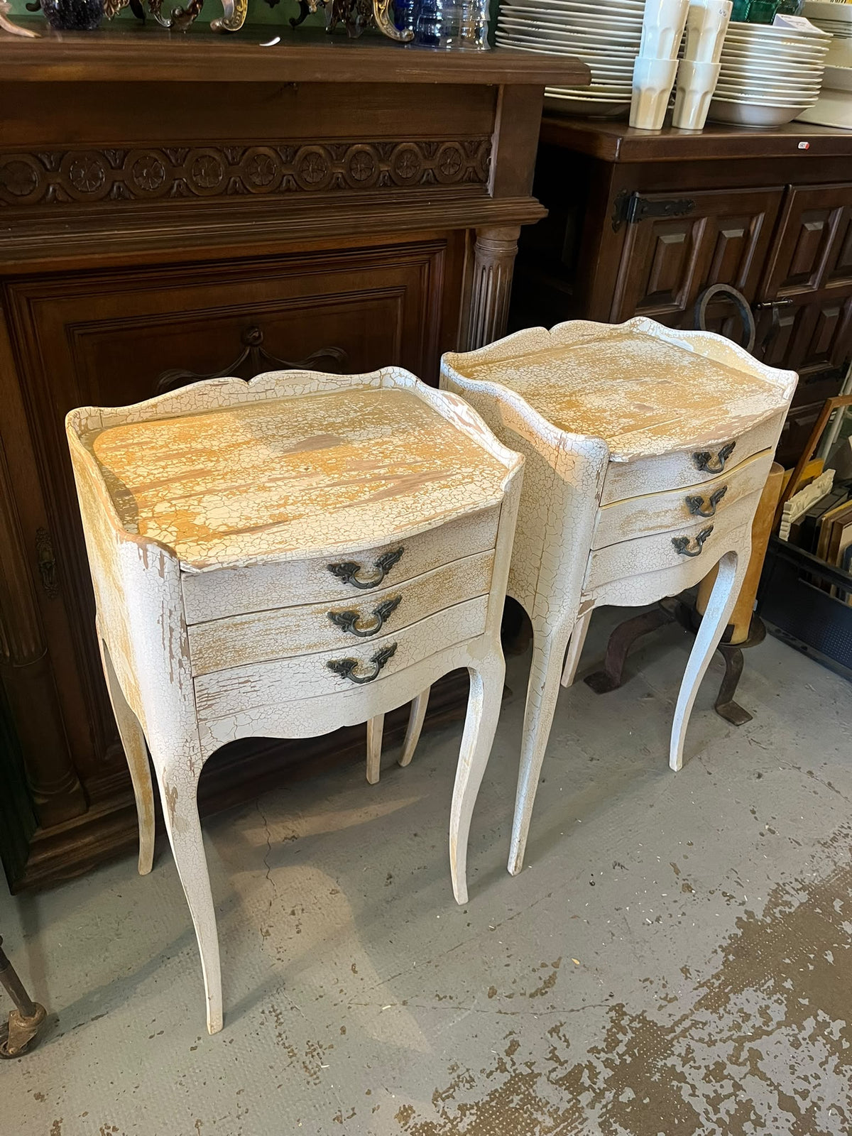Paire de chevets style Louis XV patinés – 3 tiroirs