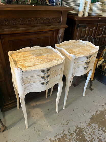 Paire de chevets style Louis XV patinés – 3 tiroirs