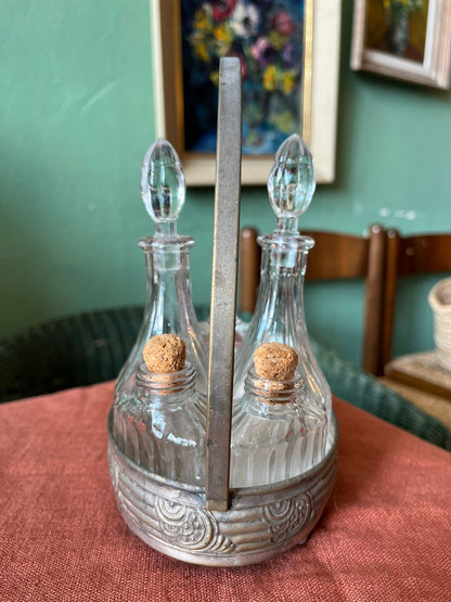 Huilier vinaigrier Art Déco en métal argenté et verrerie moulée