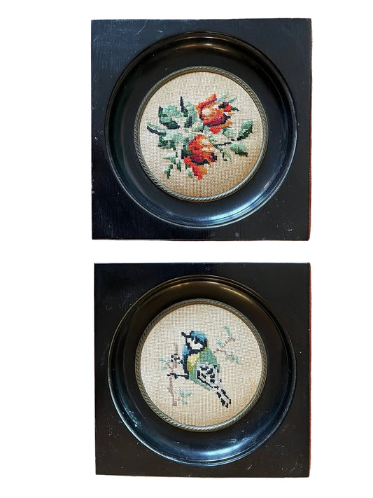 Paire de cadres vintage au point de croix oiseaux et fleurs