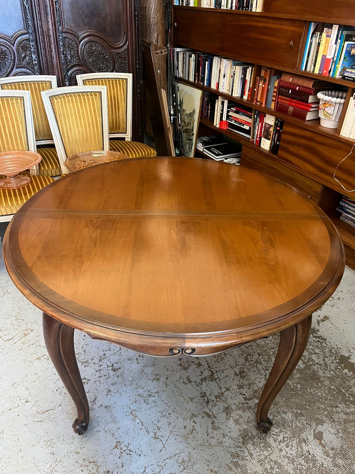 Table ronde extensible style Louis XV en bois, piètement cabriolet