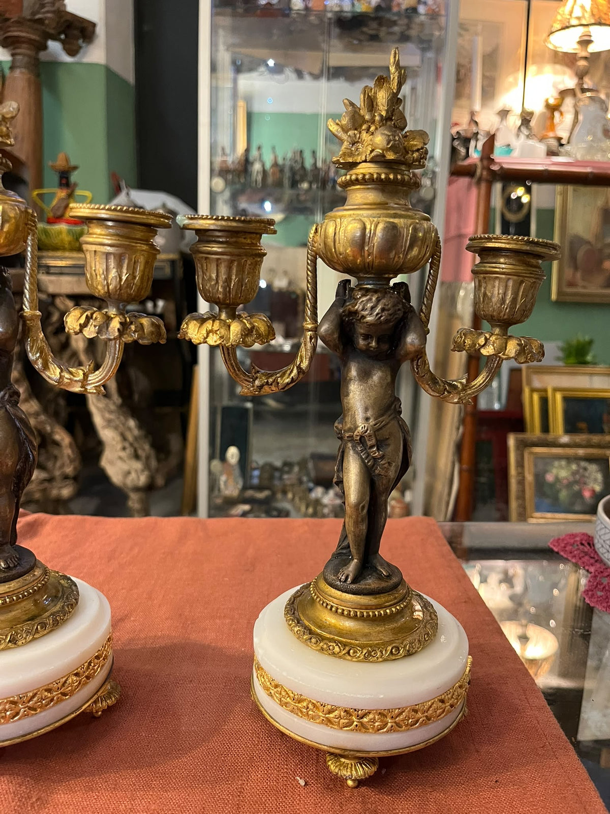 Paire de candélabres aux putti en bronze doré et patiné – UNIS FRANCE