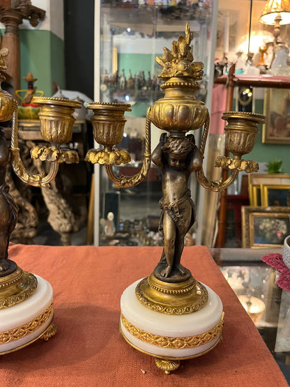 Paire de candélabres aux putti en bronze doré et patiné – UNIS FRANCE