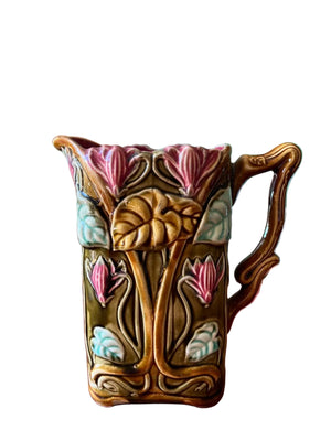 Pichet Art nouveau en barbotine – Faïencerie d’Onnaing n°726