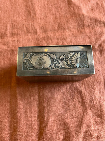 Boîte à bijoux ancienne en métal argenté gravé « Une fête au village »