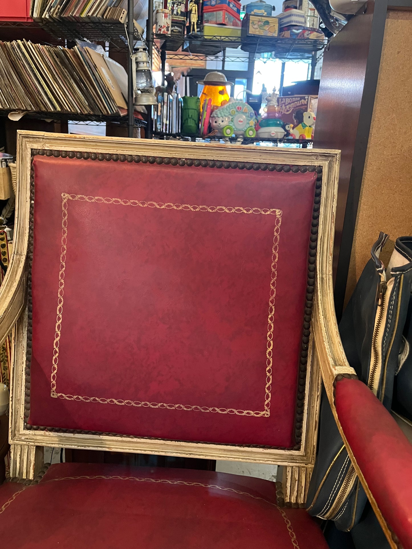 Fauteuil style Louis XVI détail accotoirs