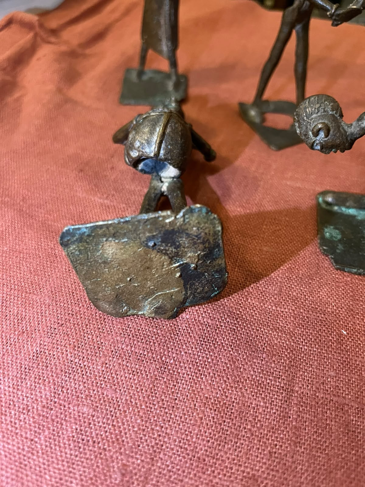 Lot de 5 figurines africaines en bronze – Scènes de vie traditionnelle