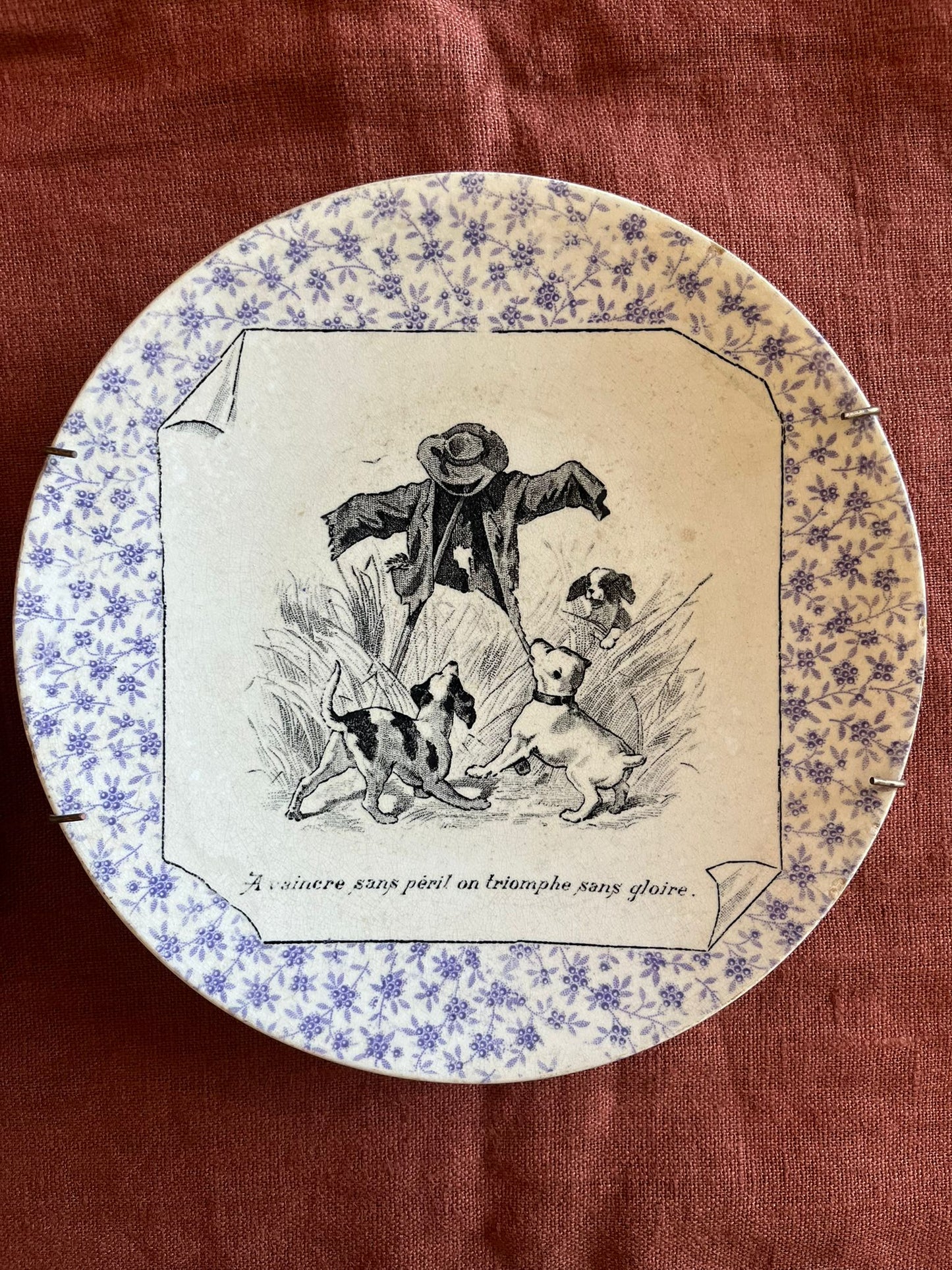 Paire d’assiettes parlantes U&C Sarreguemines Perse proverbes chiens XIXe