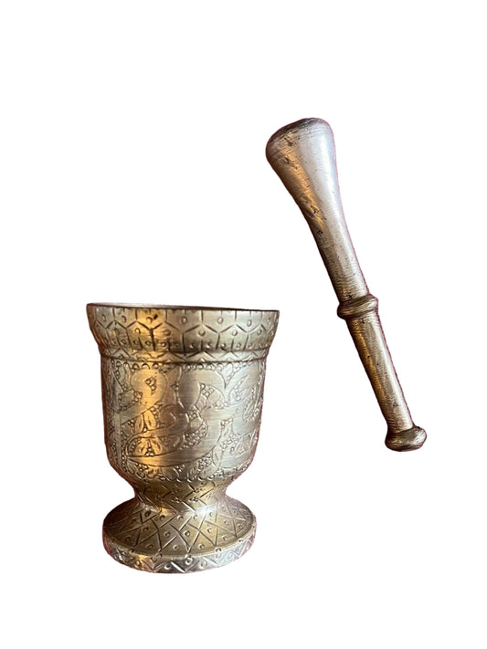 Mortier et pilon ancien en bronze gravé – décor oriental