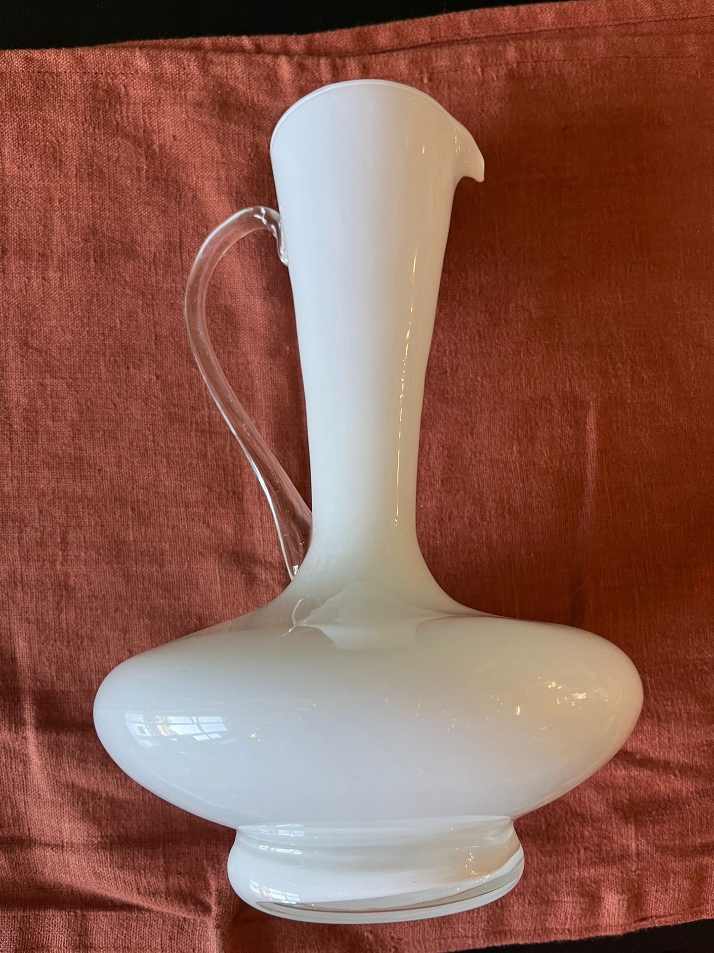 Vase aiguière en verre opalin blanc et anse transparente