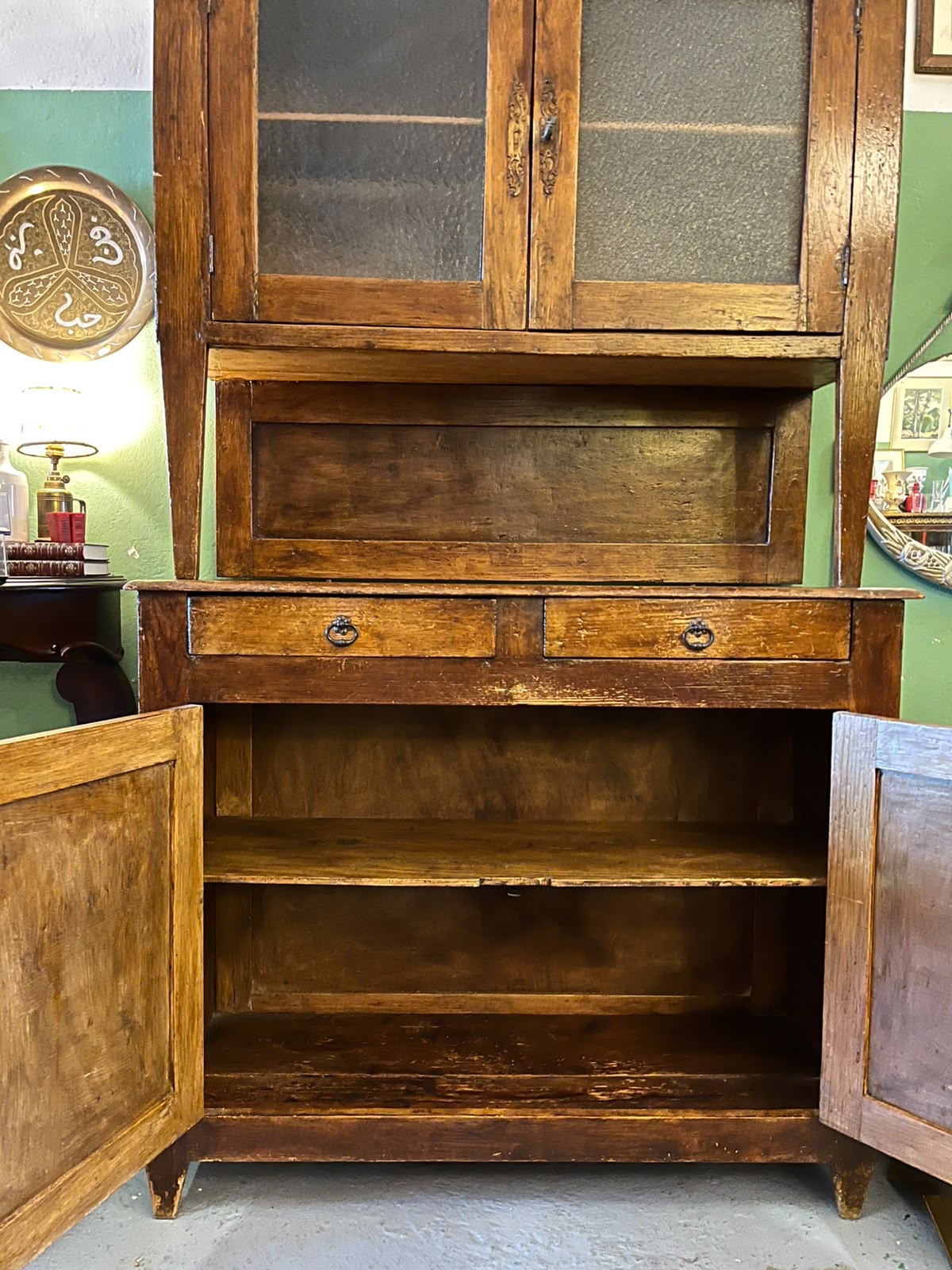 Buffet de cuisine ancien 2 corps bois massif vitré vers 1920-1940