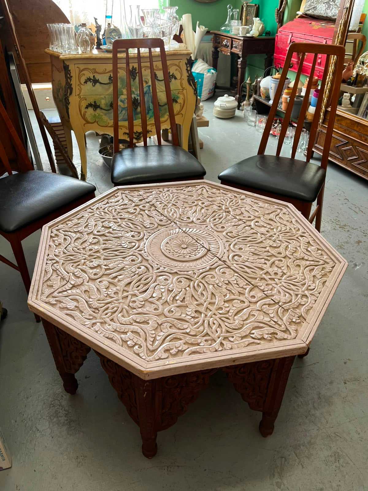 Table basse marocaine octogonale sculptée en bois – plateau décor géométrique