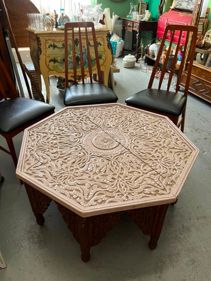 Table basse marocaine octogonale sculptée en bois – plateau décor géométrique