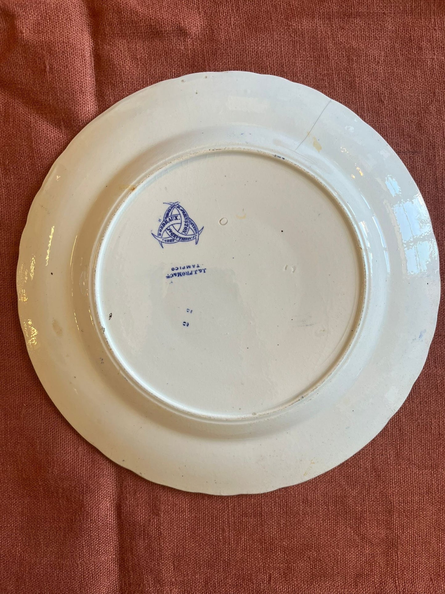Assiette ancienne terre de fer Bordeaux décor biblique Abraham Agar Ismaël